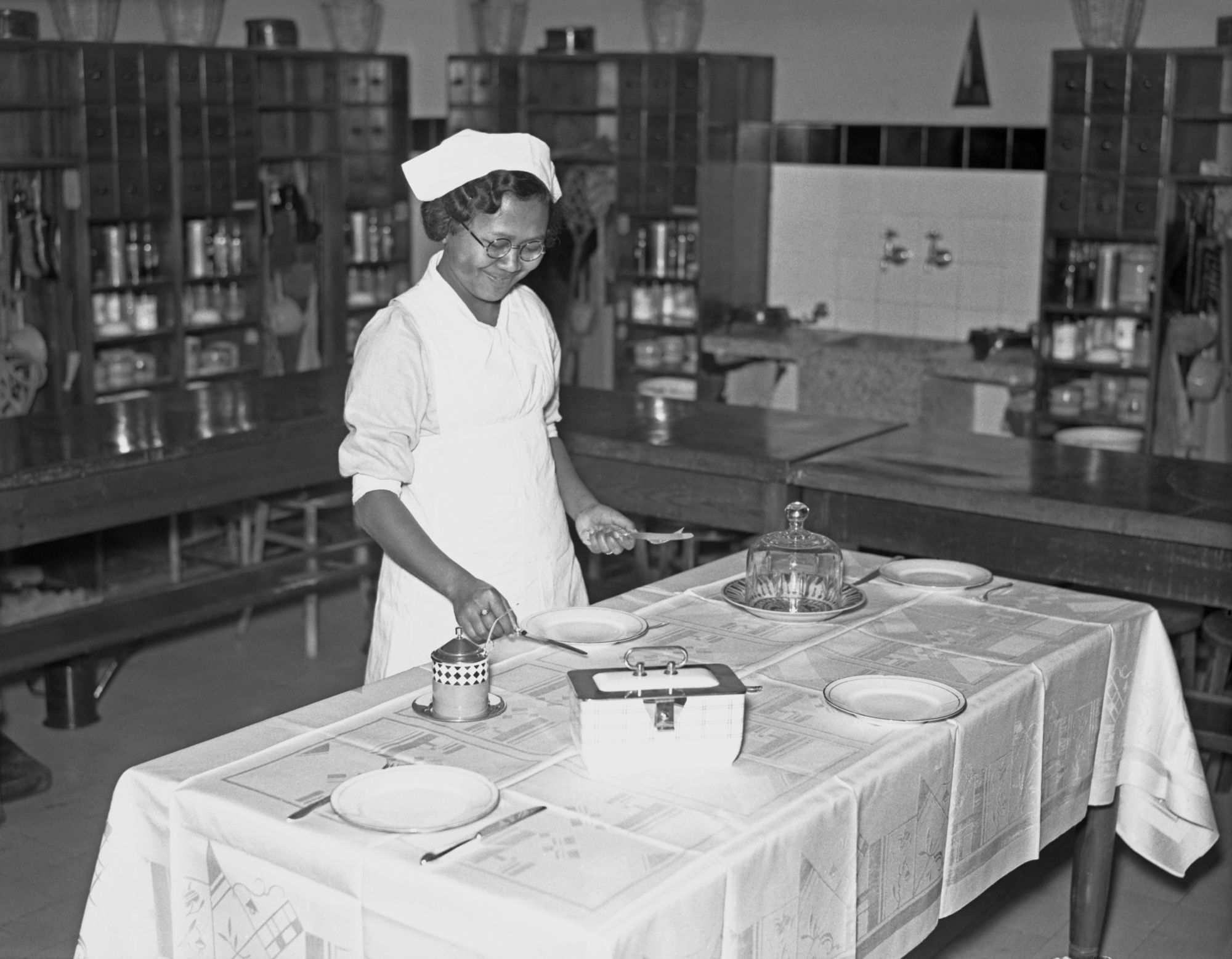 Tafel dekken in Vakschool voor Meisjes te Venlo, 1938