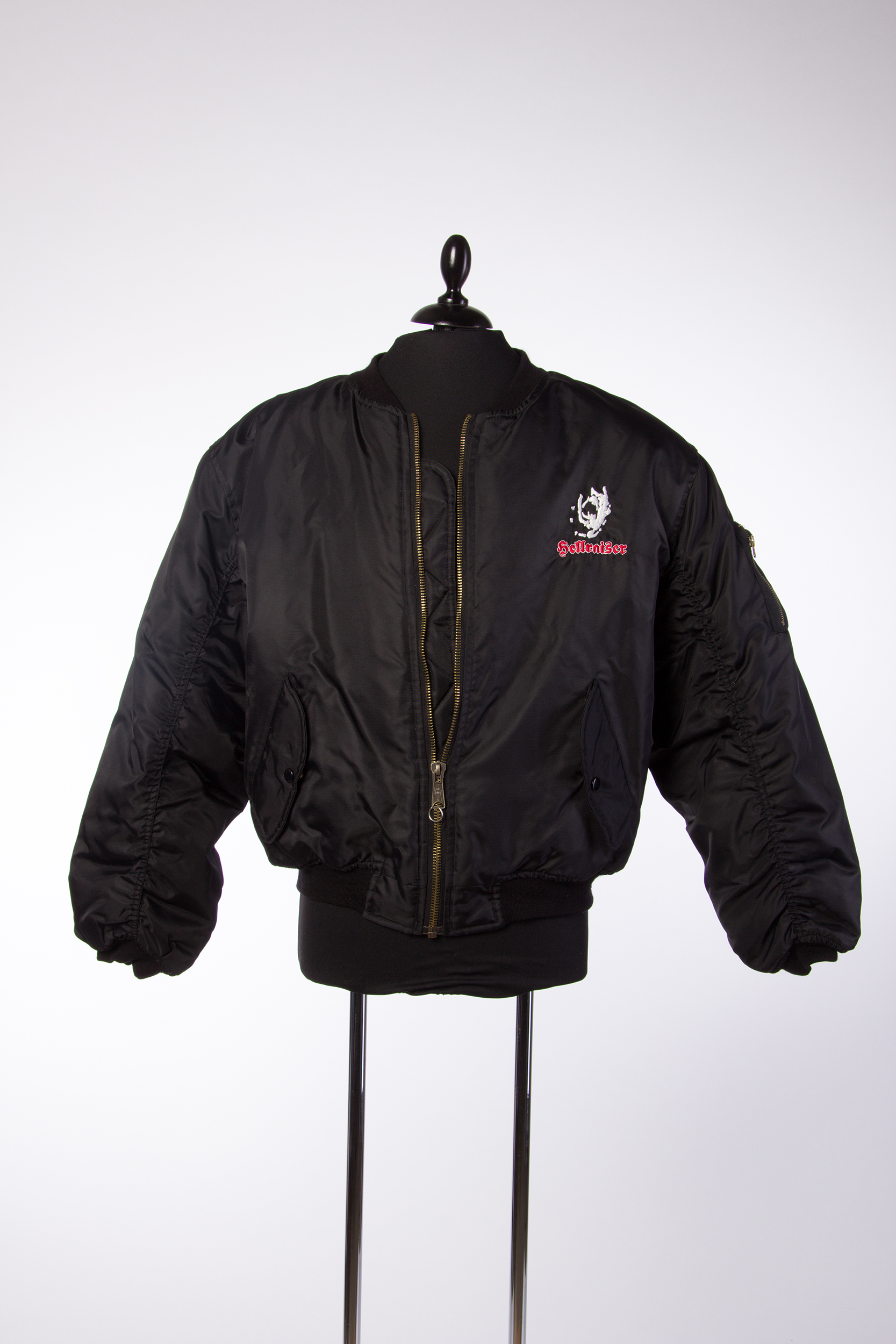 Zwart bomberjack met tekst 'Hellraiser', circa 1995